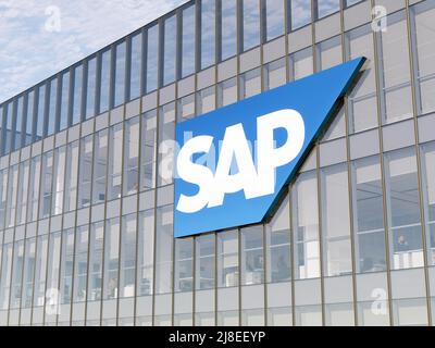 Walldorf, Deutschland. 2.Mai 2022. Nur zur redaktionellen Verwendung, 3D CGI. SAP Technology Signage-Logo auf dem Glasgebäude. Arbeitsplatz Software Firma Büro He Stockfoto