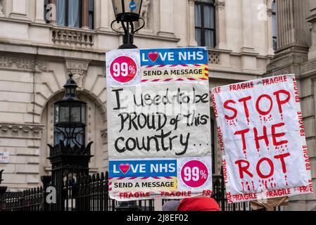 Stoppen Sie das Plakat des Rot-Protestes vor der Downing Street in Whitehall, Westminster, London, Großbritannien. Protest gegen die Regierung von Tory Boris Johnson Stockfoto