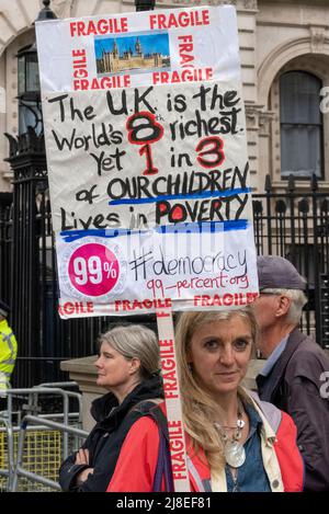 Stoppen Sie das Plakat des Rot-Protestes vor der Downing Street in Whitehall, Westminster, London, Großbritannien. Protest gegen die Regierung von Tory Boris Johnson Stockfoto