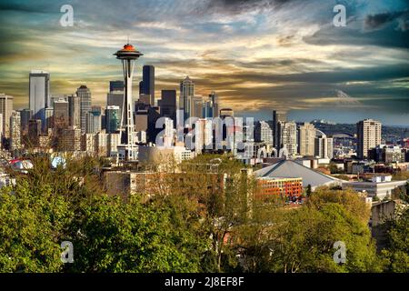 Die Skyline von Seattle wurde im Frühling vom Kerry Park aufgenommen, mit leichtem Sonnenuntergang und dem Mount rainier im Hintergrund Stockfoto