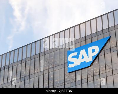 Walldorf, Deutschland. 2.Mai 2022. Nur zur redaktionellen Verwendung, 3D CGI. SAP Technology Signage-Logo auf dem Glasgebäude. Arbeitsplatz Software Firma Büro He Stockfoto