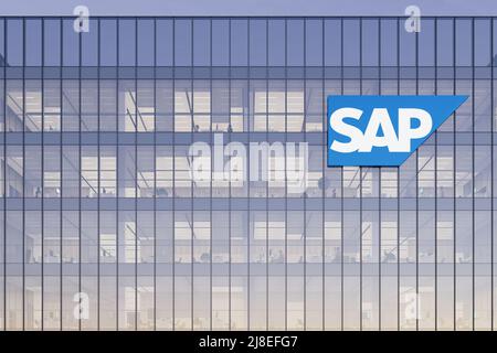 Walldorf, Deutschland. 2.Mai 2022. Nur zur redaktionellen Verwendung, 3D CGI. SAP Technology Signage-Logo auf dem Glasgebäude. Arbeitsplatz Software Firma Büro He Stockfoto