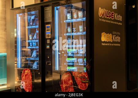 Barbecue-Lebensmittelautomat, Lebensmittelautomaten, frische Eier, Fleisch, Würstchen, Saucen, verschiedene Grillgerichte, Wildekiste, Eierkiste, in Münst Stockfoto