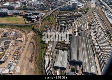 Kapstadt, Südafrika. 2022. Luftaufnahme von Zügen und Eisenbahnschienen im Südosten von Kapstadt. Stockfoto