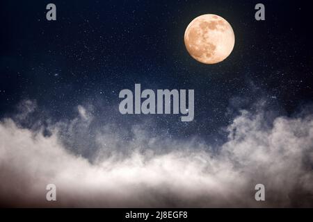 Vollmond am Nachthimmel Stockfoto