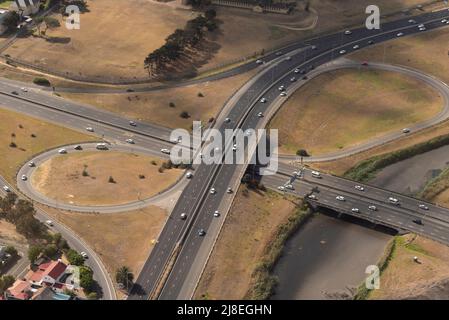 Kapstadt, Südafrika. 2022. Luftaufnahme der Highways M5 und N2, die in der Nähe des Stadtzentrums von Kapstadt am Swart River vorbeiführen. Stockfoto