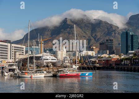 Kapstadt, Südafrika. 2022. Freizeitboote entlang der Uferpromenade in Kapstadt mit einem Rückweg aus dem Table Mountain Nationalpark. Stockfoto