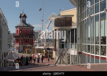 Kapstadt, Südafrika. 2022. Rot lackierter Uhrenturm auf dem V und Eine Uferentwicklung in Kapstadt. Stockfoto