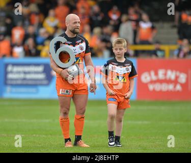 Castleford, England - 15.. Mai 2022 - Paul McShane von Castleford Tigers und sein Sohn. Rugby League Betfred Super League Castleford Tigers vs Hull Kingston Rovers im Mend-A-Hose Stadium, Castleford, Großbritannien Dean Williams Stockfoto