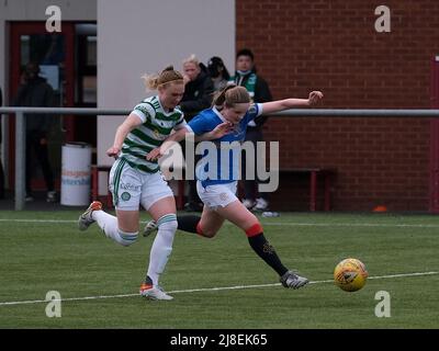 Glasgow, Großbritannien. 15.. Mai 2022. Jodie Bartle (Celtic) und Emma Watson (Rangers) während des Spiels der Scottish Women's Premier League 1 zwischen Celtic und den Rangers im Petershill Park in Glasgow, Schottland. Scottish Women's Premier League 1 Alex Todd/SPP Credit: SPP Sport Press Photo. /Alamy Live News Stockfoto