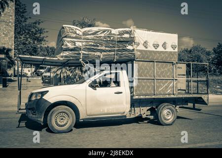 Playa del Carmen Mexiko 04. Februar 2022 Altes Schwarz-Weiß-Bild von LKW-Lieferwagen und anderen Industriefahrzeugen auf typischer Straße an Stockfoto