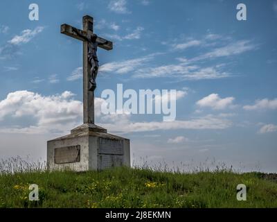 Dies ist das Gedenkkreuz des Ersten Weltkriegs, das an das French Tank Memorial in Berry au Bac angrenzt, von wo aus die Franzosen 1918 die Schlacht an der Aisne starteten Stockfoto