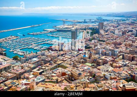 Alicante, Spanien - 30. Mai 2014: Panoramablick auf die Stadt Alicante von oben, Spanien Stockfoto