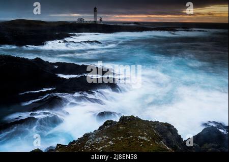 Wilde Meere um die felsigen Küsten der Südküste von Fair Isle Stockfoto