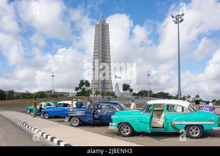 Amerikanische Klassiker und Monumento a José Martí (José Martí-Denkmal), Plaza de la Revolución, Avenida Paseo, Havanna, La Habana, Republik Kuba Stockfoto