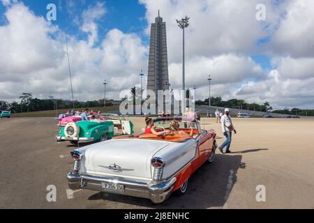 Amerikanische Klassiker und Monumento a José Martí (José Martí-Denkmal), Plaza de la Revolución, Avenida Paseo, Havanna, La Habana, Republik Kuba Stockfoto