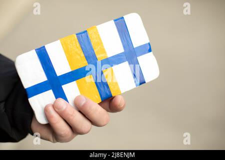 Ein Haufen Drogen im Paket. Cover mit unbekanntem Inhalt. Hand hält verbotene Waren. Übertragung von Hacker-Informationen. Klebeband um die Pakete herum. Stockfoto