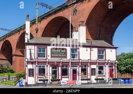 Das Crown Inn mit Eisenbahnviadukt dahinter, Heaton Lane, Stockport, Greater Manchester, England, Vereinigtes Königreich Stockfoto