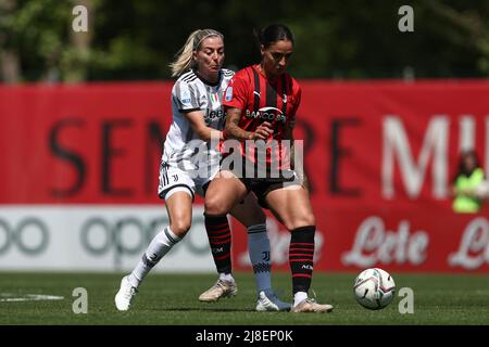 Vismara-Stadion, Mailand, Italien, 14. Mai 2022, Martina Piemonte (AC Mailand) wird von Linda Birgitta Sembrant (FC Juventus) während des AC Mailand gegen J herausgefordert Stockfoto