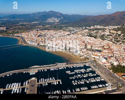 Luftaufnahme von Yachten im Hafen von Roses, Costa Brava, Spanien Stockfoto