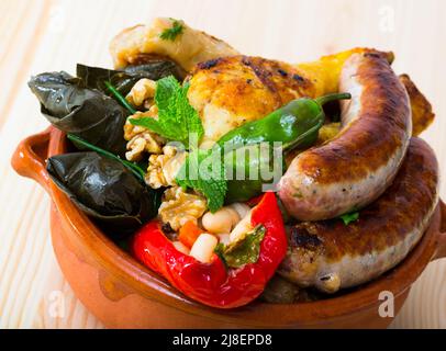 Kapama ein Gericht der bulgarischen Küche mit Zuschnitt, Weinbrötchen Stockfoto