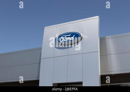 Kendallville - ca. Mai 2022: Ford Car, SUV und Pickup Truck Händler. Ford fertigt die F-150 und F-Series Lastwagen, Mustang Mach-E und Escape. Stockfoto