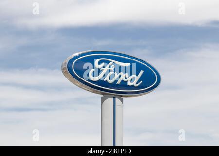 Fischer - ca. Mai 2022: Ford Car, SUV und Pickup Truck Händler. Ford fertigt die F-150 und F-Series Lastwagen, Mustang Mach-E und Escape. Stockfoto