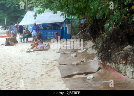 Leere Strandmatten am Puka Shell Beach, Boracay, den Visayas, den Philippinen, Südostasien. Stockfoto