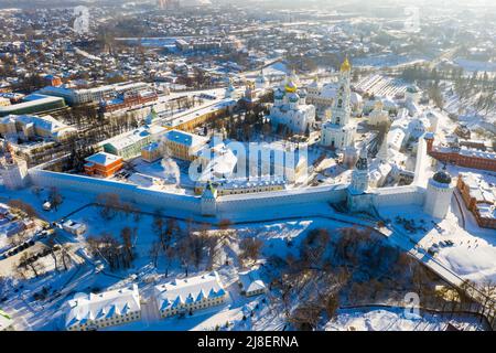 Luftaufnahme des Heiligen Sergius Lavra von Trinity in Sergiev Posad im Winter, Russland Stockfoto