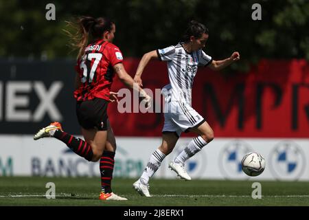 Vismara-Stadion, Mailand, Italien, 14. Mai 2022, Annahita Zamanian Bakhtiari (FC Juventus) wird von Alia Guagni (AC Mailand) während des AC Mailand gegen Ju herausgefordert Stockfoto