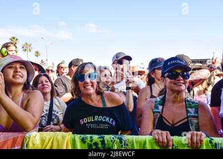 Redondo Beach, Kalifornien, USA. 14.. Mai 2022. Fröhliche Menge am 2. Tag des BEACHLIFE Festivals. Kredit: Ken Howard/Alamy Live Nachrichten Stockfoto