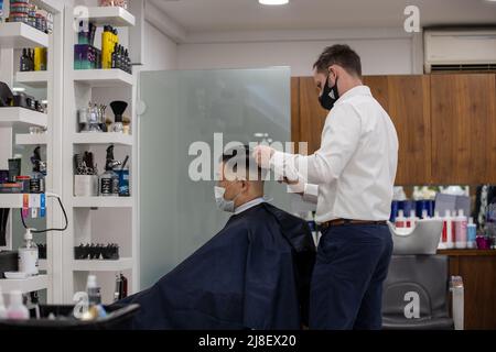 Ozzie Rizzo Salon in Mayfair, am ersten Tag seit Beginn der Sperre wieder geöffnet, nachdem er aufgrund der Coronavirus-Pandemie geschlossen werden musste.Featuring: Atmosphere Where: London, United Kingdom When: 12 Apr 2021 Credit: Phil Lewis/WENN Stockfoto