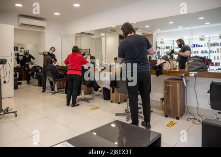 Ozzie Rizzo Salon in Mayfair, am ersten Tag seit Beginn der Sperre wieder geöffnet, nachdem er aufgrund der Coronavirus-Pandemie geschlossen werden musste.Featuring: Atmosphere Where: London, United Kingdom When: 12 Apr 2021 Credit: Phil Lewis/WENN Stockfoto