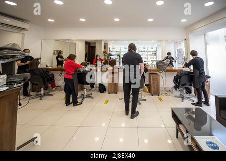 Ozzie Rizzo Salon in Mayfair, am ersten Tag seit Beginn der Sperre wieder geöffnet, nachdem er aufgrund der Coronavirus-Pandemie geschlossen werden musste.Featuring: Atmosphere Where: London, United Kingdom When: 12 Apr 2021 Credit: Phil Lewis/WENN Stockfoto