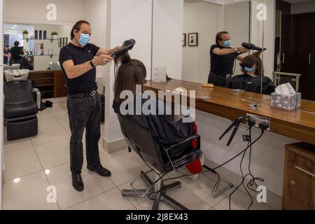 Ozzie Rizzo Salon in Mayfair, am ersten Tag seit Beginn der Sperre wieder geöffnet, nachdem er aufgrund der Coronavirus-Pandemie geschlossen werden musste.Featuring: Atmosphere Where: London, United Kingdom When: 12 Apr 2021 Credit: Phil Lewis/WENN Stockfoto