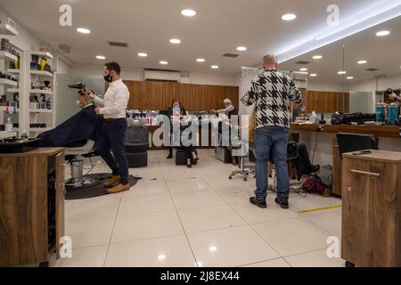 Ozzie Rizzo Salon in Mayfair, am ersten Tag seit Beginn der Sperre wieder geöffnet, nachdem er aufgrund der Coronavirus-Pandemie geschlossen werden musste.Featuring: Atmosphere Where: London, United Kingdom When: 12 Apr 2021 Credit: Phil Lewis/WENN Stockfoto