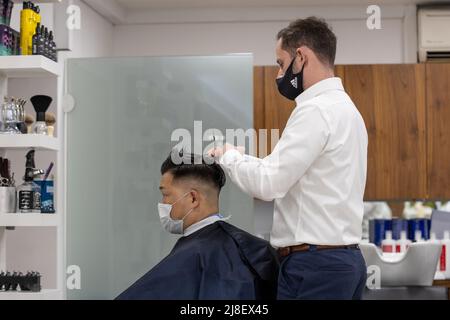 Ozzie Rizzo Salon in Mayfair, am ersten Tag seit Beginn der Sperre wieder geöffnet, nachdem er aufgrund der Coronavirus-Pandemie geschlossen werden musste.Featuring: Atmosphere Where: London, United Kingdom When: 12 Apr 2021 Credit: Phil Lewis/WENN Stockfoto