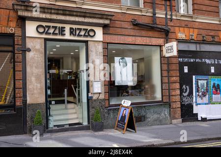 Ozzie Rizzo Salon in Mayfair, am ersten Tag seit Beginn der Sperre wieder geöffnet, nachdem er aufgrund der Coronavirus-Pandemie geschlossen werden musste.Featuring: Atmosphere Where: London, United Kingdom When: 12 Apr 2021 Credit: Phil Lewis/WENN Stockfoto