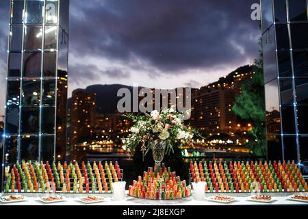 Reihen von Smoothies aus Obst und Gemüse auf einem Hochzeitstisch. Stockfoto