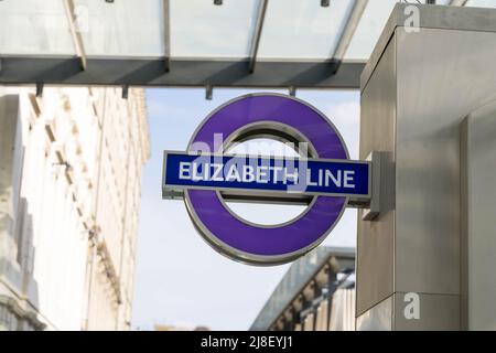 London Underground Roundel-Logo für ELIZABETH LINE, London England, Großbritannien Stockfoto