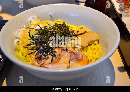 Eine Schüssel japanischer Tonkotsu Ramen (Nudelsuppe) mit Algen und Schweinefleisch (Tonkotsu) Stockfoto