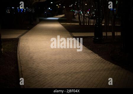 Straße im Park am Abend. Fußgängerstraße ohne Menschen. Details der Stadt. Stockfoto