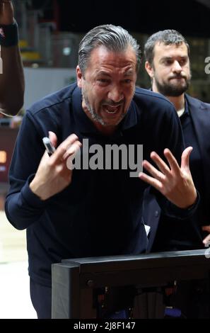 Luca Banchi (Cheftrainer von Carpegna Prosciutto Pesaro) während Spiel 1 der Playoffs der italienischen Basketball-Meisterschaft Serie A1 Segafredo Virtus Bologna vs. Carpegna Prosciutto Pesaro in der Segafredo Arena - Bologna, 15. Mai 2022 - Foto: Michele Nucci Stockfoto