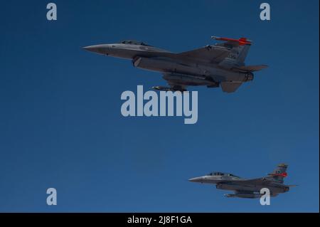 Arizona Air National Guard F-16 kämpft gegen Falken mit dem 162.-Flügel fliegen in Formation während einer Luftbefüllung von einem KC-135 Stratotanker vom 161.-Luft-Betankungsflügel während eines lokalen Sortie 14. Mai 2022 über Arizona. (USA Foto der Air Nation Guard von Staff Sgt. James A. Richardson Junior) Stockfoto