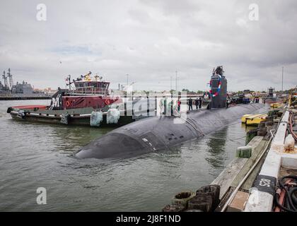 Das Schnellangriffs-U-Boot der Los Angeles-Klasse USS Albany (SSN 753) mooriert an der Pier-Seite von Naval Station Norfolk, 14. Mai 2022. Albany kehrte nach einem sechsmonatigen Einsatz zurück, der nationale Sicherheitsinteressen und maritime Sicherheitsoperationen auf See unterstützte. (USA Navy Foto von Mass Communication Specialist 1. Class Cameron Stoner) Stockfoto