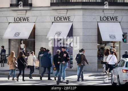 Madrid, Spanien. 22.. Februar 2022. Fußgänger laufen am spanischen Laden Loewe für Luxusbekleidung und Accessoires vorbei. (Bild: © Xavi Lopez/SOPA Images via ZUMA Press Wire) Stockfoto