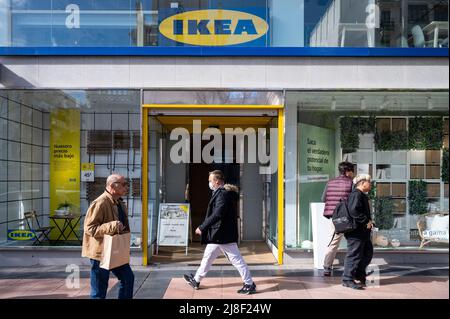 Madrid, Spanien. 20. April 2022. Fußgänger laufen am schwedischen Möbelhaus Ikea in Spanien vorbei. (Bild: © Xavi Lopez/SOPA Images via ZUMA Press Wire) Stockfoto