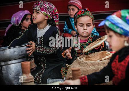 Palästinensische Kinder besuchen das nationale Fest zum Gedenken an den 74.. Jahrestag der Nakba, dem "Verdammten" der Gründung Israels im Jahr 1948, im nördlichen Gazastreifen. Palästinenser und arabische Israelis in Gaza-Stadt gedenken des 74.. Jahrestages des Nakba-Tages und verurteilen die Morde an dem palästinensisch-amerikanischen Journalisten Shireen Abu Aklei durch israelische Truppen. Das Wort "Nakba" bedeutet auf Arabisch "Katastrophe" und bezieht sich auf die systematische ethnische Säuberung von zwei Dritteln der palästinensischen Bevölkerung zu der Zeit durch zionistische Paramilitärs zwischen 1947-1949 und die nahezu vollständige Zerstörung von Palesti Stockfoto