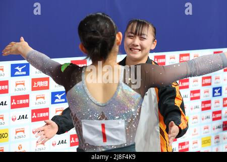 Tokyo Metropolitan Gymnasium, Tokio, Japan. 14.. Mai 2022. (L bis R) Arisa Kasahara, Shoko Miyata, 14. MAI 2022 - künstlerische Gymnastik: Die 61. NHK Cup Women's Individual All-Around Floor Übung am Tokyo Metropolitan Gymnasium, Tokyo, Japan. Kredit: YUTAKA/AFLO SPORT/Alamy Live Nachrichten Stockfoto