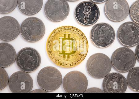 bitcoin in der Mitte und verschwindet auf weißem Hintergrund. Stockfoto